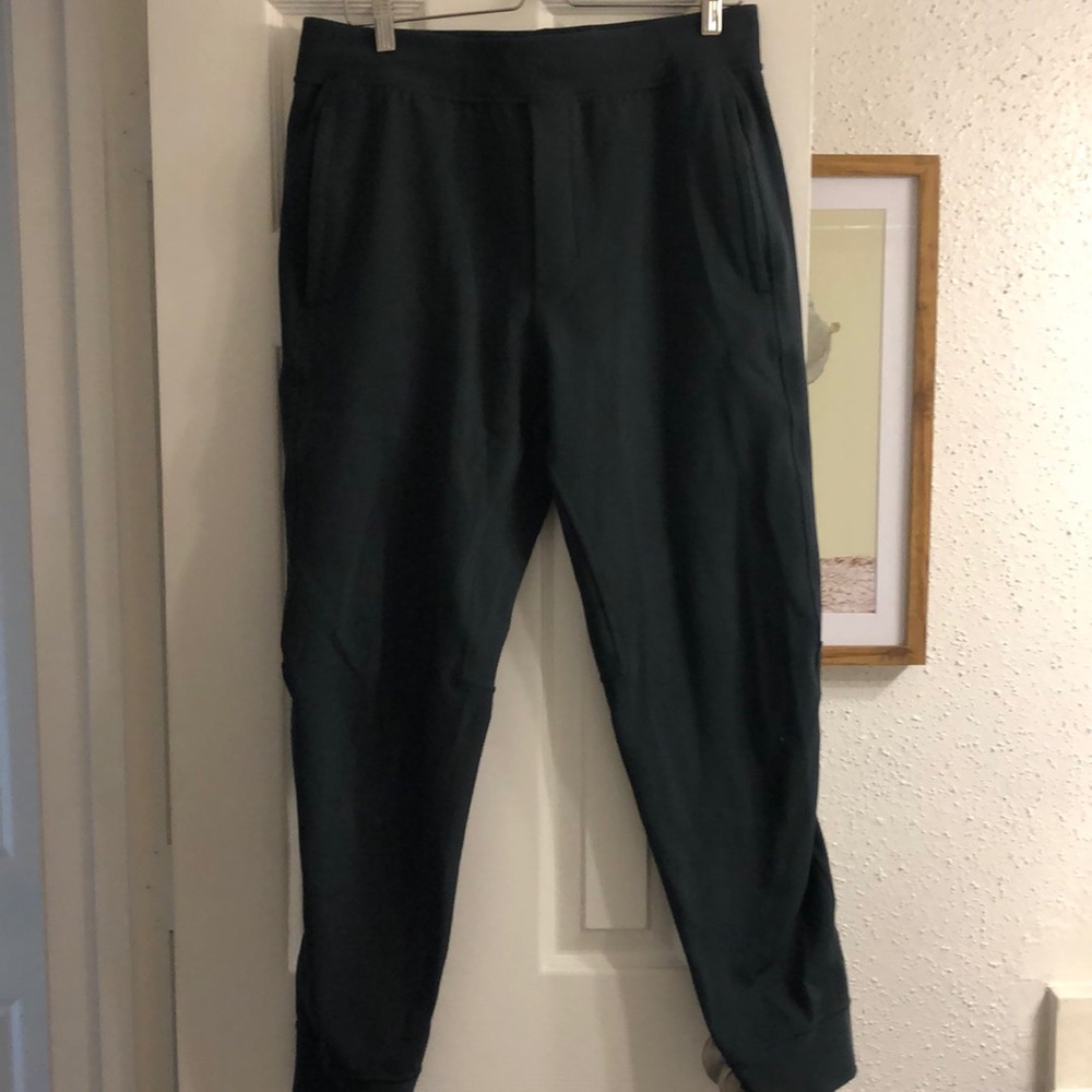 Blue men’s sweatpants from lulu